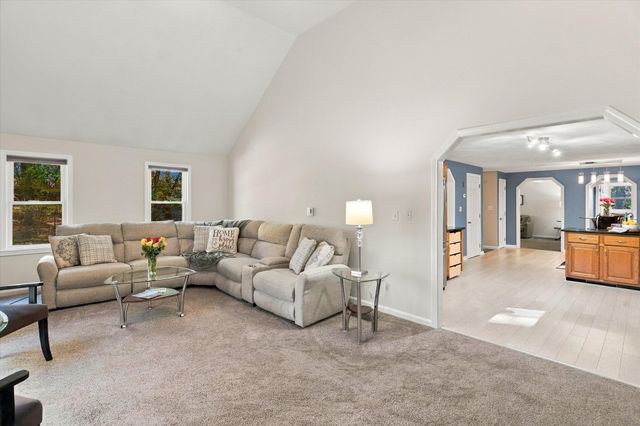 8 Montclair Ave, Andover, MA 01810