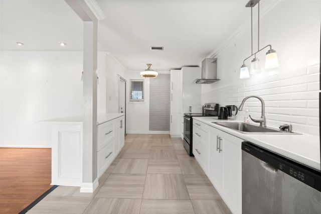 2824 Briarhurst Drive 14, Houston, TX 77057