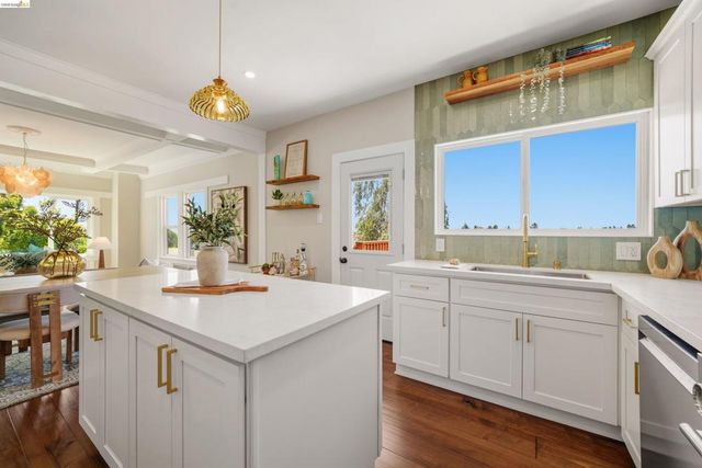 5765 Manila Ave, Oakland, CA 94618