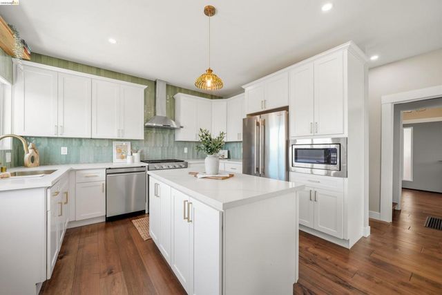 5765 Manila Ave, Oakland, CA 94618