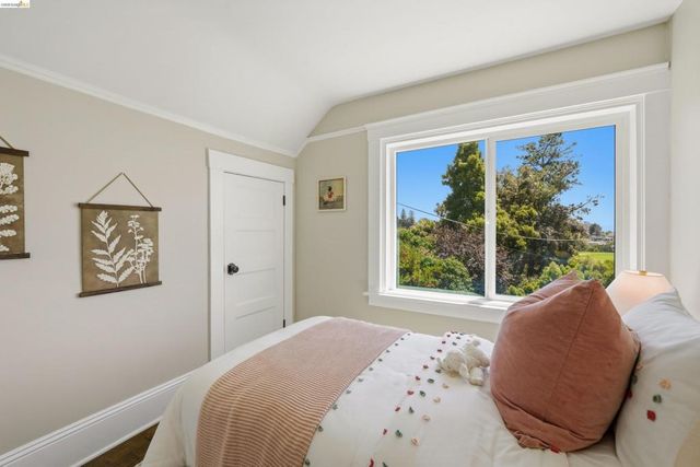 5765 Manila Ave, Oakland, CA 94618