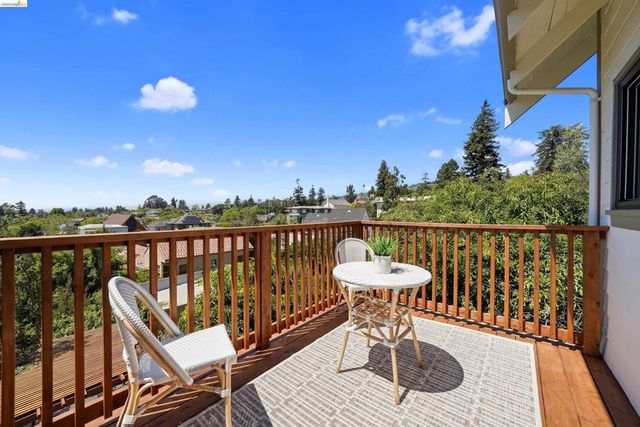 5765 Manila Ave, Oakland, CA 94618