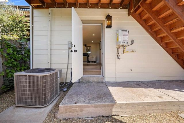 5765 Manila Ave, Oakland, CA 94618