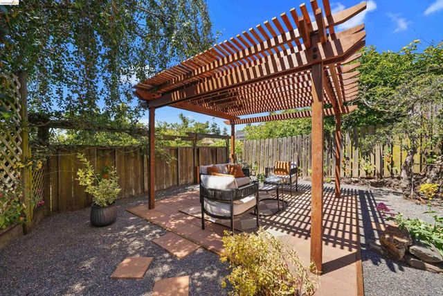 5765 Manila Ave, Oakland, CA 94618