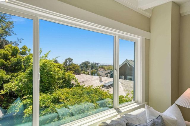 5765 Manila Ave, Oakland, CA 94618