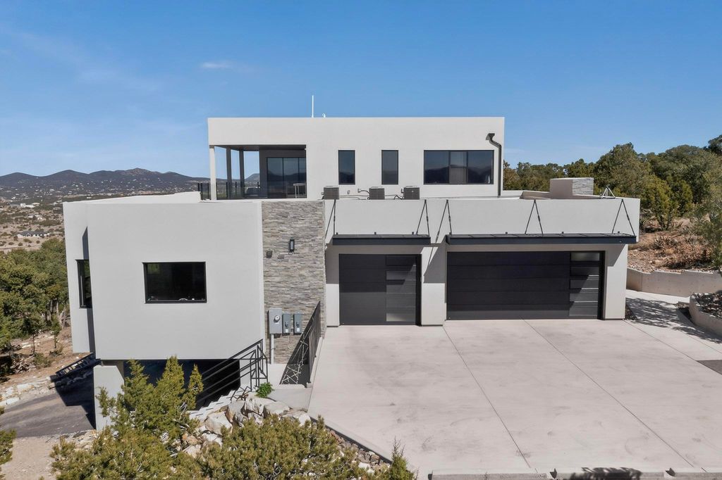 Image 5 of property listing at 235 Kimberly Lane, Tijeras, NM 87059