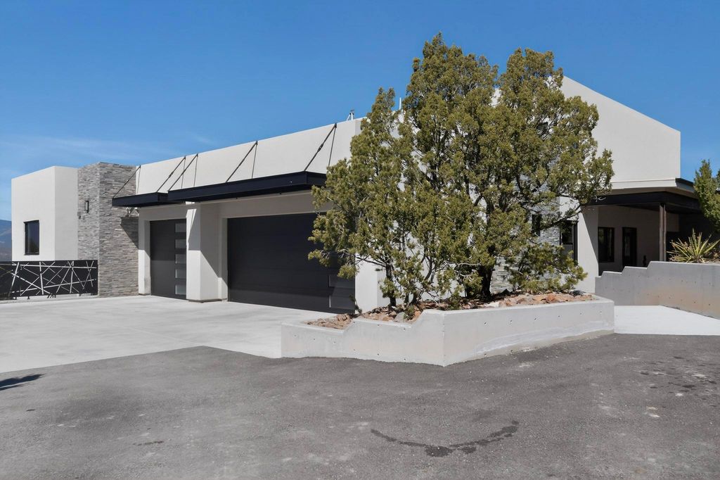 Image 7 of property listing at 235 Kimberly Lane, Tijeras, NM 87059