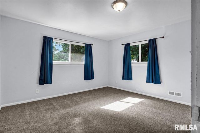 3808 N WALROUND Lane, Peoria, IL 61615