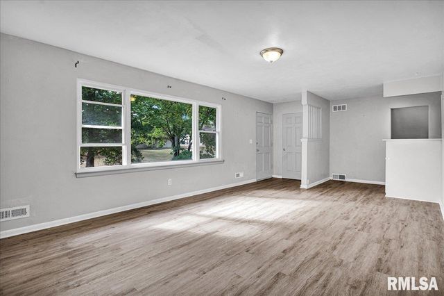 3808 N WALROUND Lane, Peoria, IL 61615