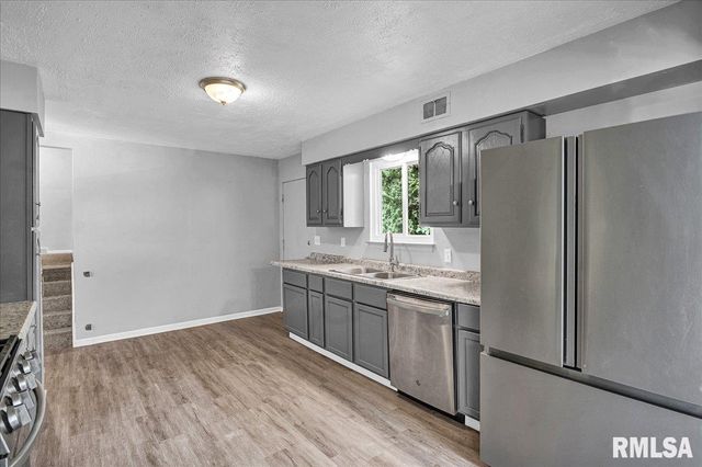 3808 N WALROUND Lane, Peoria, IL 61615