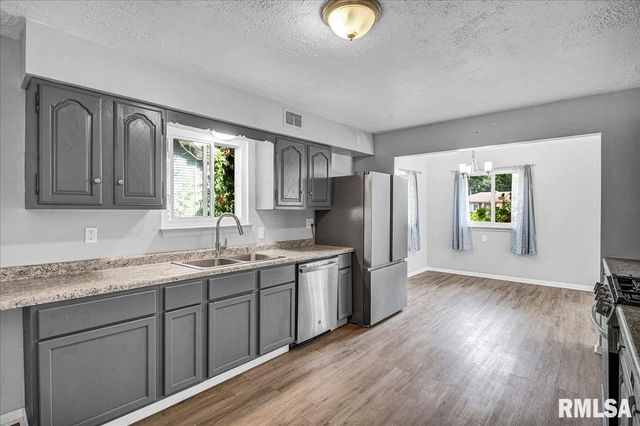 3808 N WALROUND Lane, Peoria, IL 61615