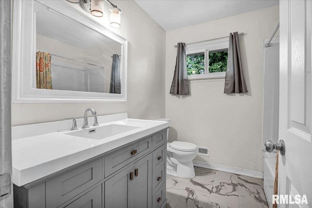 3808 N WALROUND Lane, Peoria, IL 61615