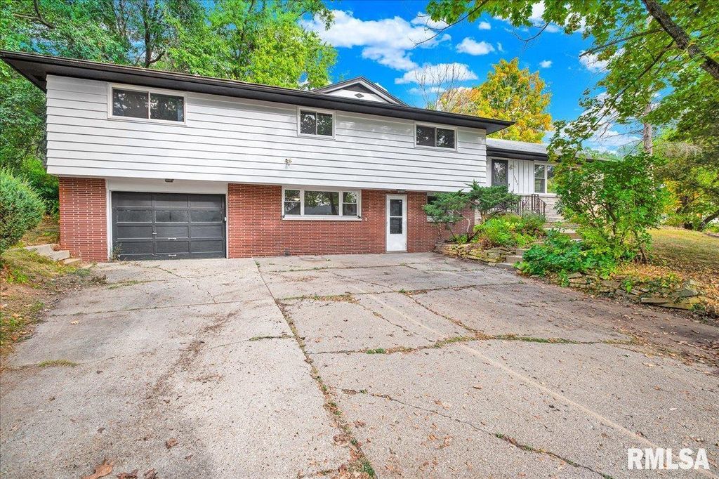 3808 N WALROUND Lane, Peoria, IL 61615