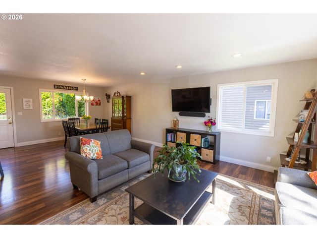 583 CANBERRA Dr, Philomath, OR 97370
