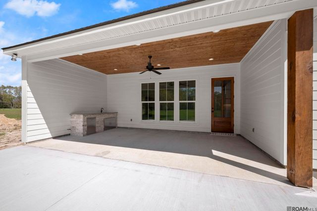 10642 Summerside Dr, Baker, LA 70714