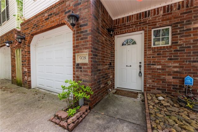 908 S Wood Avenue, Fayetteville, AR 72701