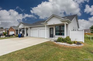 512 Deer Run Run, Moro, IL 62067