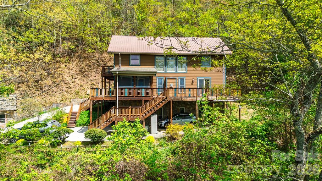 1602 Forest Run Road, Whittier, NC 28789