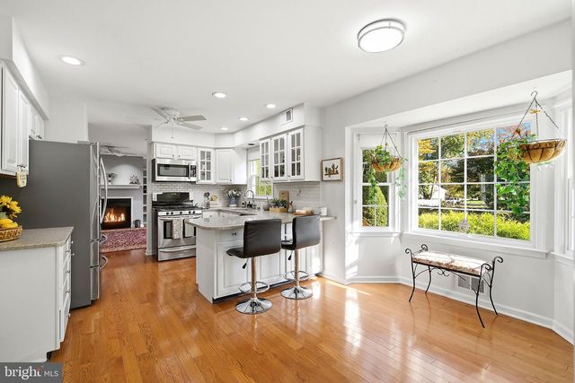78 HENDERSON RD, Kendall Park, NJ 08824