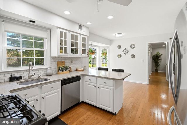 78 HENDERSON RD, Kendall Park, NJ 08824