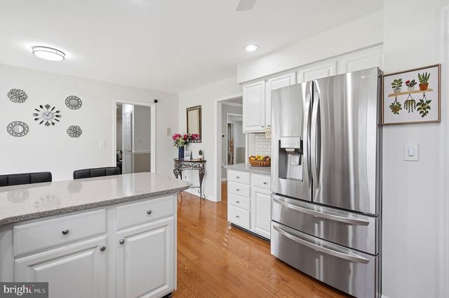 78 HENDERSON RD, Kendall Park, NJ 08824