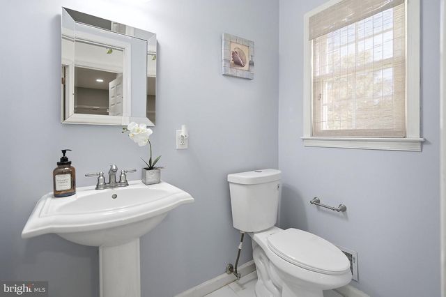 78 HENDERSON RD, Kendall Park, NJ 08824