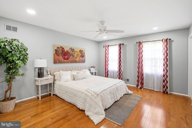 78 HENDERSON RD, Kendall Park, NJ 08824