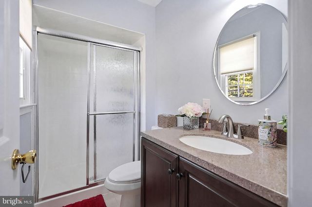 78 HENDERSON RD, Kendall Park, NJ 08824
