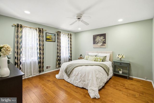 78 HENDERSON RD, Kendall Park, NJ 08824