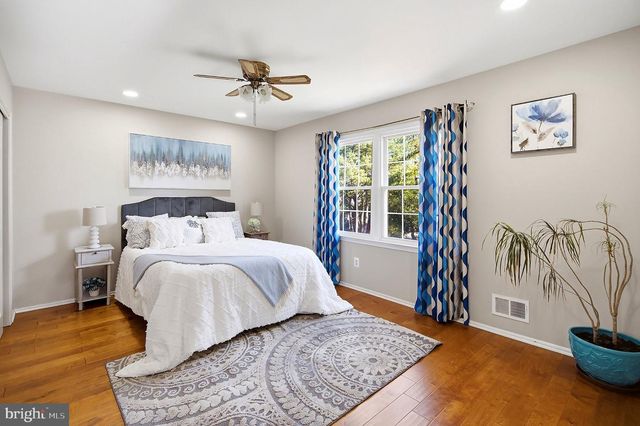 78 HENDERSON RD, Kendall Park, NJ 08824