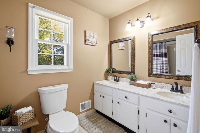 78 HENDERSON RD, Kendall Park, NJ 08824