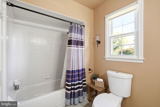 78 HENDERSON RD, Kendall Park, NJ 08824