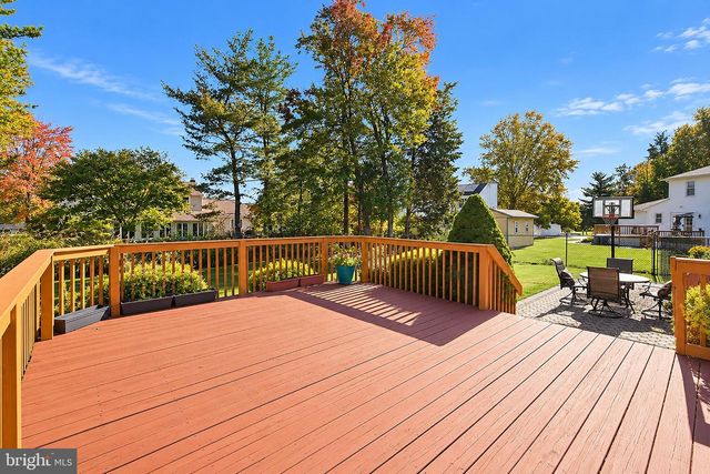 78 HENDERSON RD, Kendall Park, NJ 08824