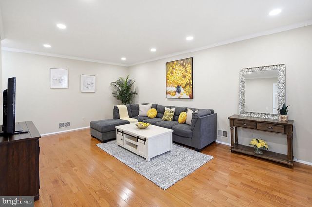 78 HENDERSON RD, Kendall Park, NJ 08824