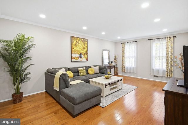 78 HENDERSON RD, Kendall Park, NJ 08824