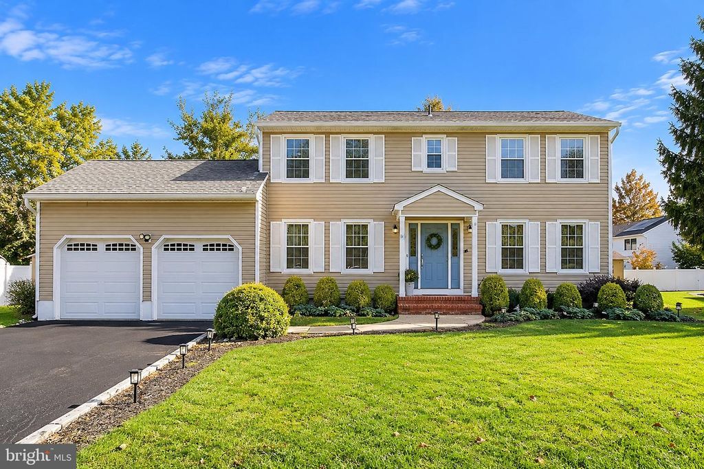 78 HENDERSON RD, Kendall Park, NJ 08824