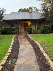 306 Timberleaf Drive, Grand Prairie, TX 75052