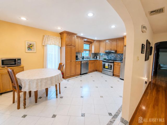 41 Edgewood Avenue, Colonia, NJ 07067