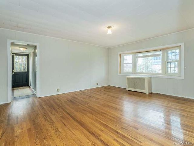 75 Grove Street, Glenwood Landing, NY 11547