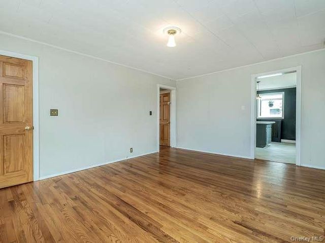 75 Grove Street, Glenwood Landing, NY 11547