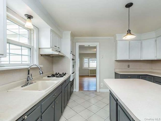 75 Grove Street, Glenwood Landing, NY 11547