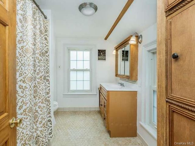 75 Grove Street, Glenwood Landing, NY 11547