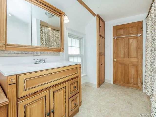 75 Grove Street, Glenwood Landing, NY 11547