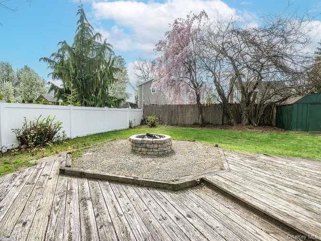 75 Grove Street, Glenwood Landing, NY 11547