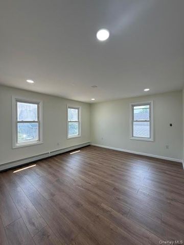 40 S Corona Avenue 2ND FLOOR, Valley Stream, NY 11580