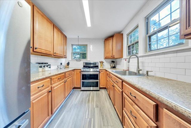 1008 Old Country Club RD, Roanoke, VA 24017