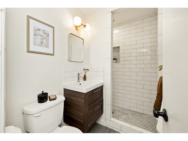 4000 Se ALDERCREST Rd, Milwaukie, OR 97222