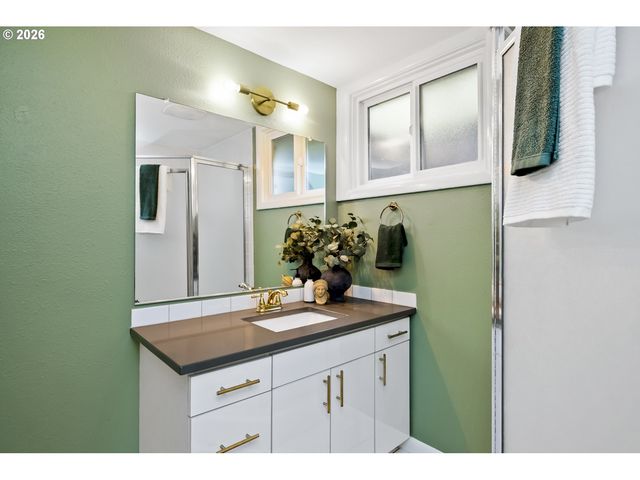 4000 Se ALDERCREST Rd, Milwaukie, OR 97222