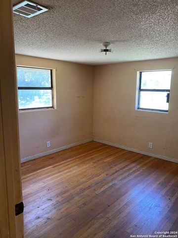 186 oak ridge, Center Point, TX 78010