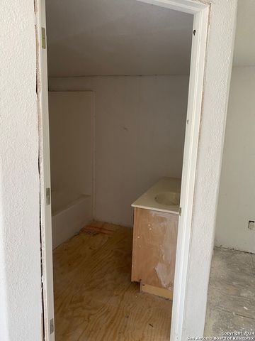 186 oak ridge, Center Point, TX 78010